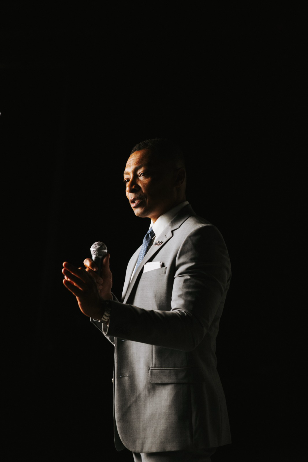 Elliott Forman speaking on stage